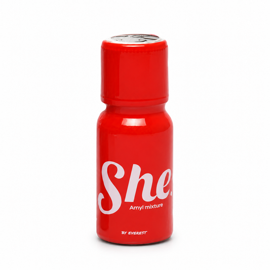 She Poppers 15ml Amyl Mixture by Everest su sfondo bianco